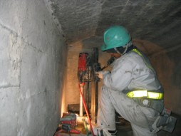 各種コンクリート切断工事　耐震補強工事（土木インフラ）　 橋梁耐震補強工事　ダイヤモンドコア穿孔状況