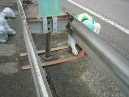 交通安全施設工事　各種コンクリート切断工事　自動車道　防護柵改良工事　墨出し状況
