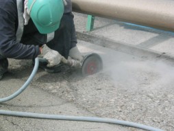 交通安全施設工事　各種コンクリート切断工事　自動車道　防護柵改良工事　ハンドカッター