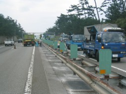 交通安全施設工事　各種コンクリート切断工事　自動車道　防護柵改良工事　カッター完了