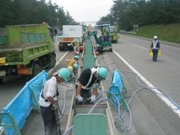 交通安全施設工事　各種コンクリート切断工事　自動車道　防護柵改良工事　ハツリ状況
