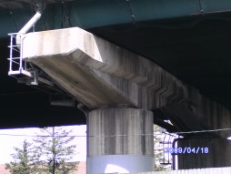あと施工アンカー工事　各種コンクリート切断工事　耐震補強工事（土木インフラ）　自動車道標識工事　施工前