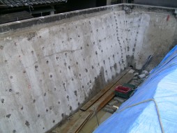 各種コンクリート切断工事　 マンション新築工事　静的破砕材挿入完了