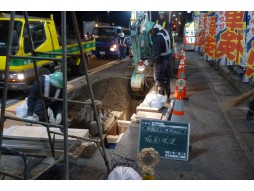 各種コンクリート切断工事　高速道路　トンネル間の道路情報板設備工事　基礎掘削