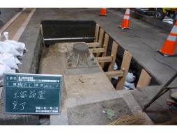 各種コンクリート切断工事　高速道路　トンネル間の道路情報板設備工事　土留設置