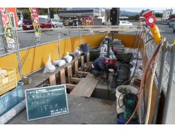 各種コンクリート切断工事　高速道路　トンネル間の道路情報板設備工事　コアラインカット