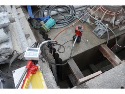各種コンクリート切断工事　高速道路　トンネル間の道路情報板設備工事　アンカー引張試験