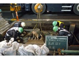各種コンクリート切断工事　高速道路　トンネル間の道路情報板設備工事　基礎撤去