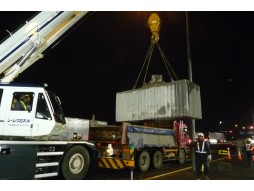 各種コンクリート切断工事　高速道路　トンネル間の道路情報板設備工事　基礎搬出