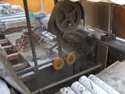 各種コンクリート切断工事　高速道路　トンネル間の道路情報板設備工事　ワイヤーソー