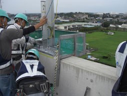 交通安全施設工事　首都圏　自動車道での遮音壁工事　建込み状況