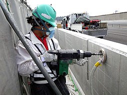 あと施工アンカー工事　交通安全施設工事　自動車道での高架橋壁高欄補修工事　アンカー削孔