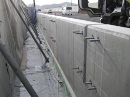 あと施工アンカー工事　交通安全施設工事　自動車道での高架橋壁高欄補修工事　打設完了