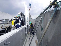 あと施工アンカー工事　交通安全施設工事　自動車道での高架橋壁高欄補修工事　支柱取付