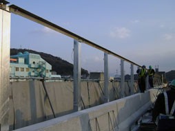 あと施工アンカー工事　交通安全施設工事　自動車道での高架橋壁高欄補修工事　笠木設置