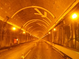 交通安全施設工事　 新神戸トンネル天井板撤去その他工事　完成