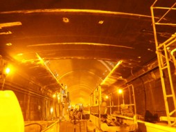交通安全施設工事　 新神戸トンネル天井板撤去その他工事　施工中
