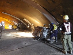 交通安全施設工事　 新神戸トンネル天井板撤去その他工事　施工状況