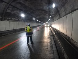 交通安全施設工事　中央自動車道　大月管内トンネル内装板工事　現場全景