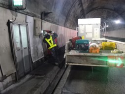 交通安全施設工事　中央自動車道　大月管内トンネル内装板工事　施工状況