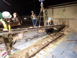 コンクリート補修工事　交通安全施設工事　神戸港臨港道路（苅藻橋）橋面舗装他改良工事　ジョイント取替工-ジョイント設置状況