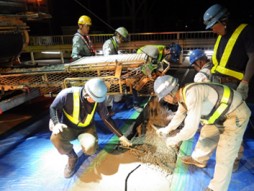 コンクリート補修工事　交通安全施設工事　神戸港臨港道路（苅藻橋）橋面舗装他改良工事　ジョイント取替工-ジェットコン打設状況