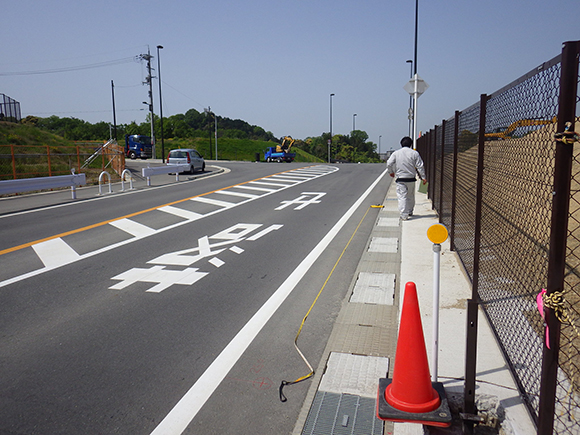 交通安全施設工事　市道佐保26号線ほか安全柵等設置工事　前段階、車道と路肩の明示用ポストコーン設置前の状況写真