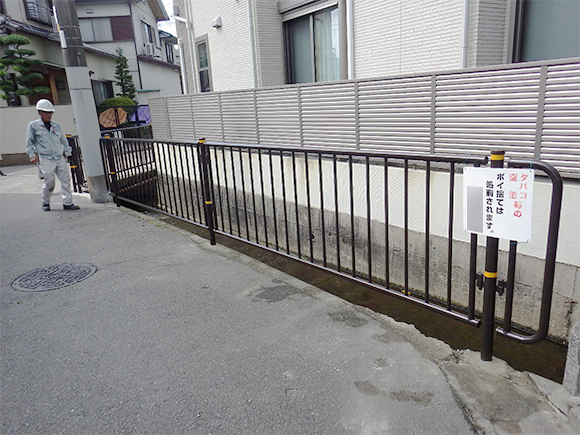 交通安全施設工事　市道佐保26号線ほか安全柵等設置工事　歩行者及び自転車の転落防防護柵設置の完了後写真