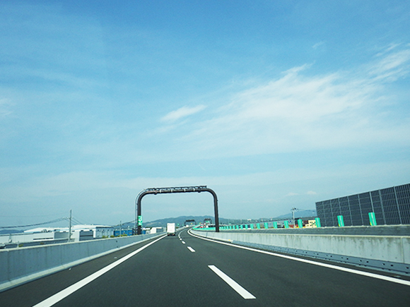 交通安全施設工事　 新名神高速道路　城陽ジャンクション標識工事　高速道路の門型柱に案内標識設置の状況写真