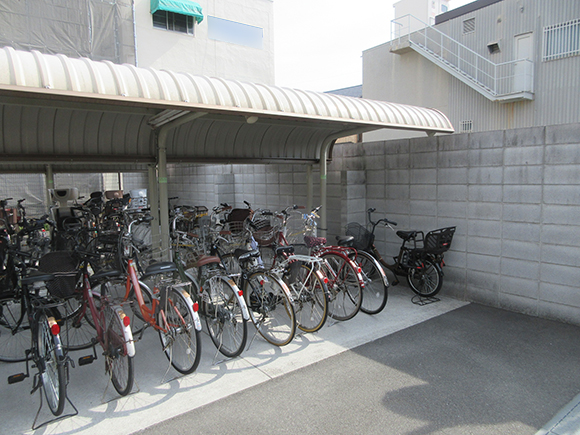 交通安全施設工事　松ヶ本自転車駐車場ほかフェンス設置工事　前段階、メッシュフェンス施工前の状況写真
