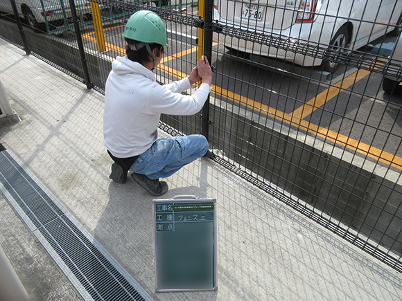 交通安全施設工事　松ヶ本自転車駐車場ほかフェンス設置工事　メッシュフェンスの設置状況写真