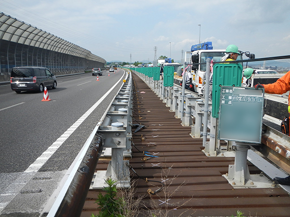 交通安全施設工事　関西支社　滋賀地区保全工事　前段階。高速道路、中央分離帯閉塞板撤去前の状況写真