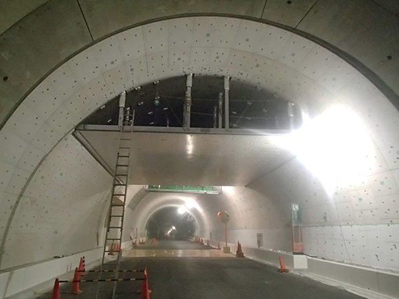 交通安全施設工事　横浜環状北線シールドトンネル工事　シールド内壁面に対する、耐火板取付けの施工完了写真