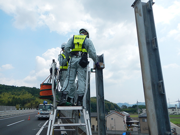 交通安全施設工事　 山陽自動車道　遮音壁取替工事　高速道路、壁高欄に設置されている旧遮音壁パネルの撤去状況写真