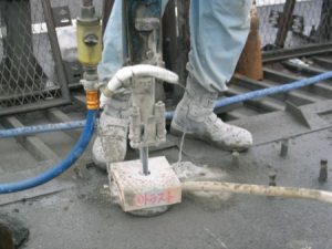 あと施工アンカー工事　交通安全施設工事　高速道路　防護柵改良工事