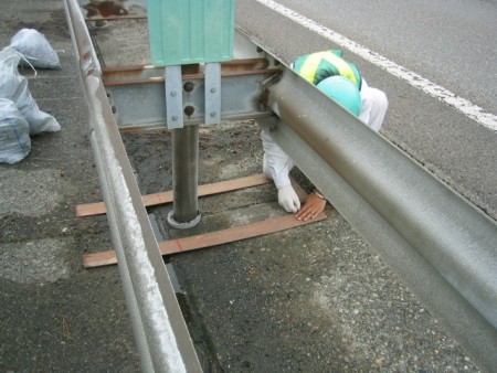 交通安全施設工事　各種コンクリート切断工事　自動車道　防護柵改良工事
