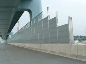 交通安全施設工事　首都圏　自動車道での遮音壁工事