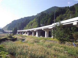 各種コンクリート切断工事　各種点検・診断　耐震補強工事（土木インフラ）　国道での高架橋外耐震補強工事